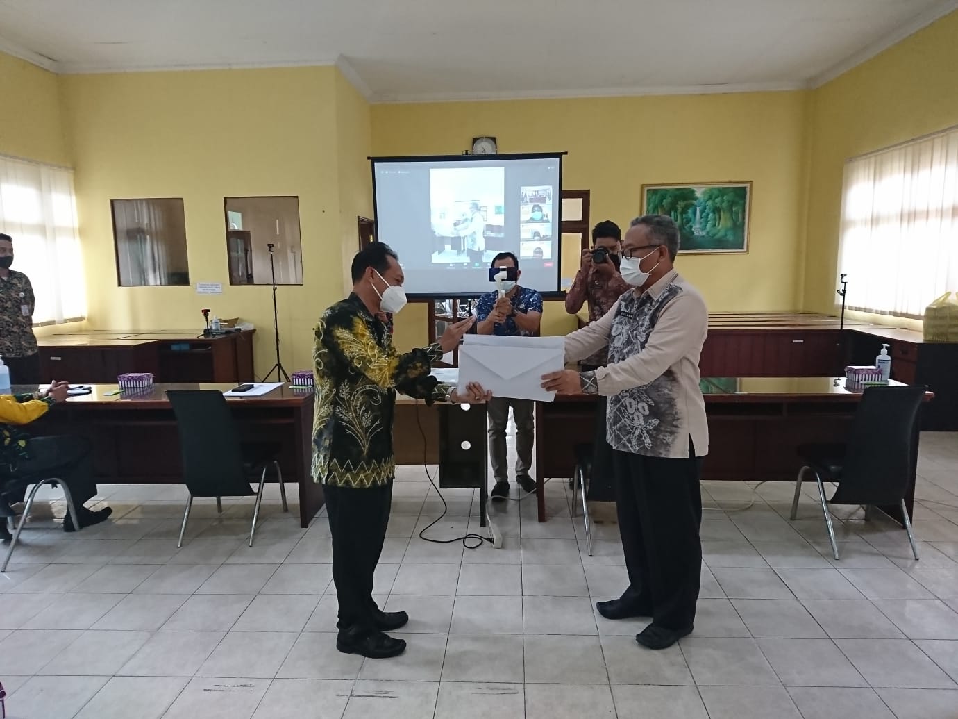 BKD Prov Kalsel serahkan SK Kenpa Priode 1 Oktober 2021 ke Pemkab Batola